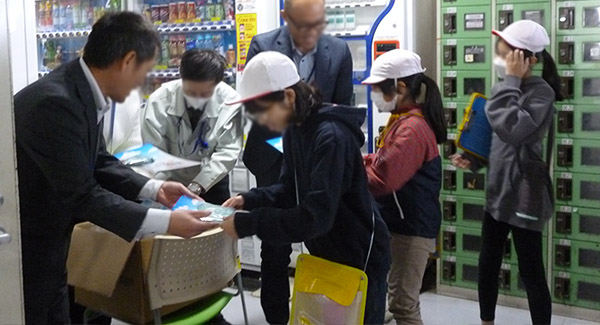 小学生のみなさんにケーズデンキのノベルティをプレゼント