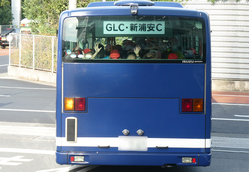 見学会終了後、バスで帰る様子