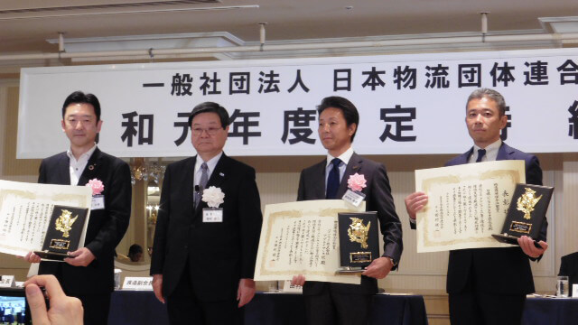 表彰状を受け取る中部支店玉野支店長:右