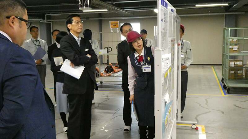 倉庫現場を見学される遠藤先生