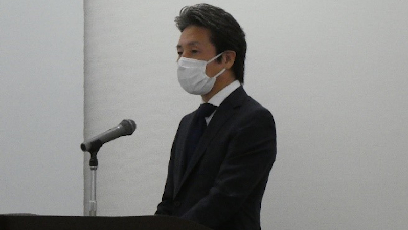 メッセージを述べる曽我部社長