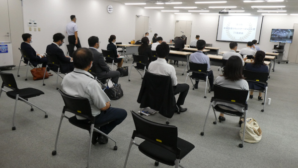 間隔を空けた本社会場