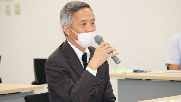 発表後、コメントする審査員