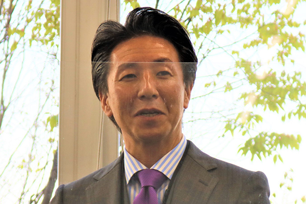 祝辞を述べる曽我部社長