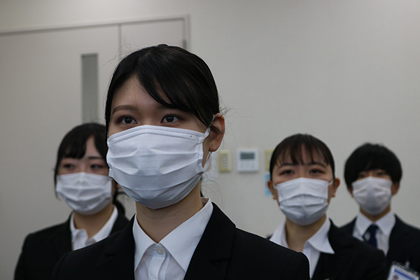 緊張した面持ちで祝辞を聴く新入社員